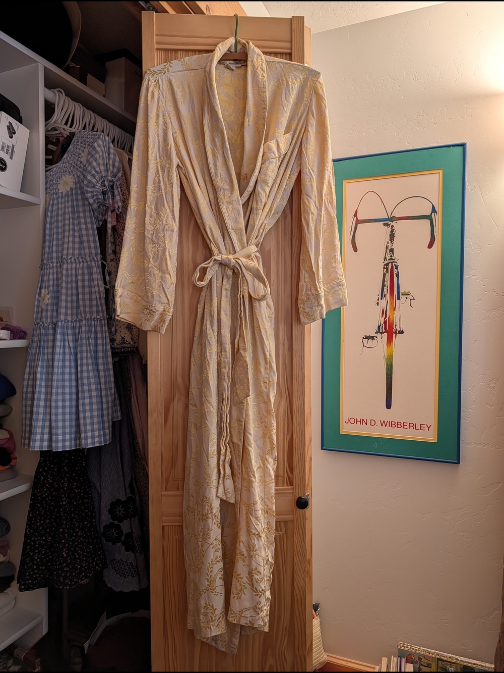 Elegant Cream and Gold Floral Robe - Unbranded